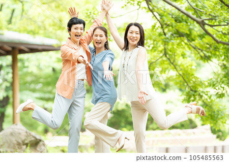 中年婦女與朋友一起享受旅行 105485563