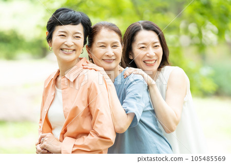 中年婦女與朋友一起享受旅行 105485569