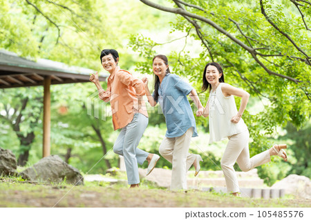 Middle-aged woman enjoying a trip with her friends 105485576