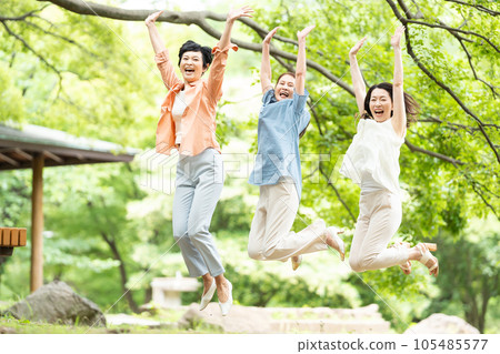 Middle-aged woman enjoying a trip with her friends 105485577