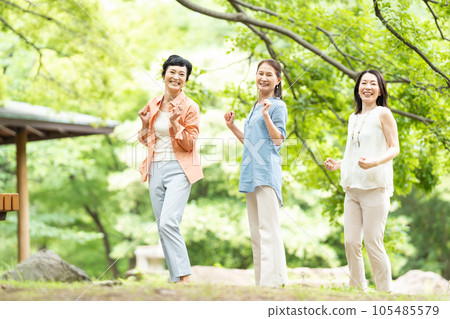 中年婦女與朋友一起享受旅行 中年婦女與朋友一起享受旅行 105485579
