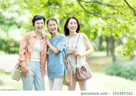 中年婦女與朋友一起享受旅行 105485582