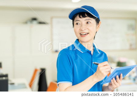快遞女司機送行李 105486141