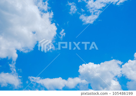 [照片素材]藍天，夏日的天空，背景素材，八月，複製空間 105486199