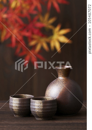 An image of a set of sake cups and sake bottles and a maple An image of a set of sake cups and sake bottles and a maple 105487072