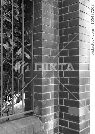 磚牆上鐵柵欄外牆單色 105487208