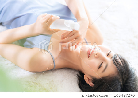 躺著做皮膚護理的年輕女人 105487270