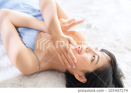 躺著做皮膚護理的年輕女人 105487274
