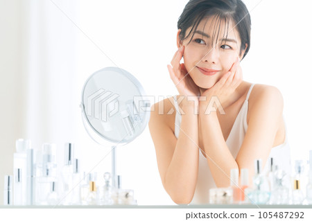 Short hair young woman doing skin care in makeup room 105487292