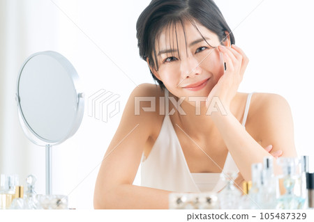 短髮年輕女子在化妝間做皮膚護理 105487329