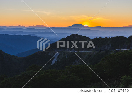 從伊吹山山頂停車場看到的日出 從伊吹山山頂停車場看到的日出 105487410