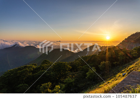 從伊吹山山頂停車場看到的日出 105487637