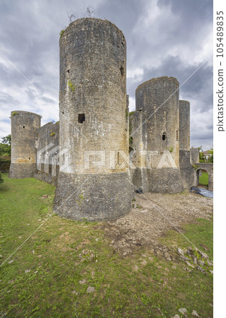 Villandraut castle (Chateau de Villandraut) Gironde departement, Aquitaine, France Villandraut castle (Chateau de Villandraut) Gironde departement, Aquitaine, France 105489835