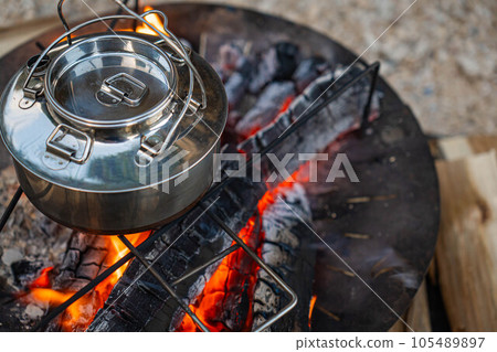 篝火 篝火 篝火水壺 水壺 餘燼 火焰營 營地 105489897