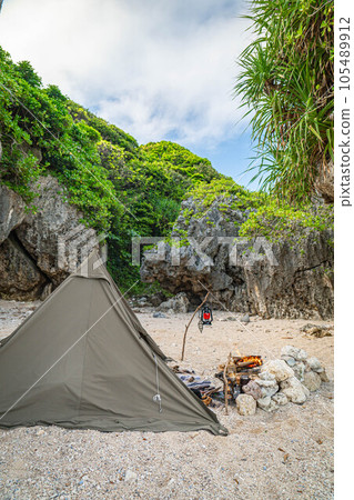露營帳篷建造露營一人露營岩石地區藍天復制空間沙灘 露營帳篷建造露營一人露營岩石地區藍天復制空間沙灘 105489912