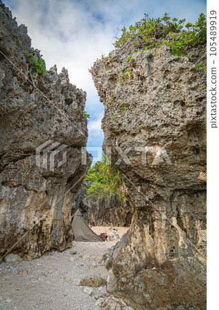 露營帳篷建造露營一人露營岩石地區藍天復制空間沙灘自然景觀 露營帳篷建造露營一人露營岩石地區藍天復制空間沙灘自然景觀 105489919