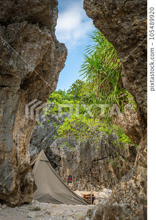 露營帳篷建造露營一人露營岩石地區藍天復制空間沙灘自然景觀 露營帳篷建造露營一人露營岩石地區藍天復制空間沙灘自然景觀 105489920
