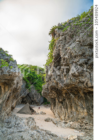 露營帳篷建造露營一人露營岩石地區藍天復制空間沙灘自然景觀 露營帳篷建造露營一人露營岩石地區藍天復制空間沙灘自然景觀 105489924