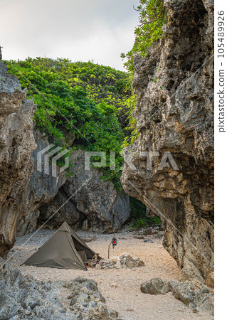 露營帳篷建造露營一人露營岩石區復制空間沙灘自然景觀 露營帳篷建造露營一人露營岩石區復制空間沙灘自然景觀 105489926
