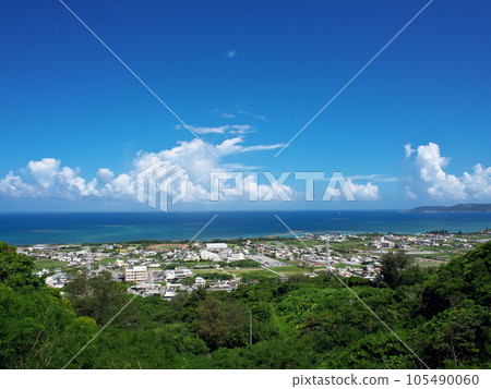 沖繩縣中城村。從消防學校附近的街道看到的沖繩夏季風景。 105490060