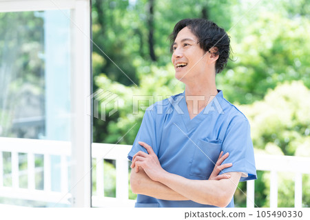 A smiling male doctor 105490330