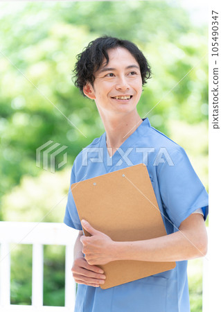 A smiling male doctor 105490347