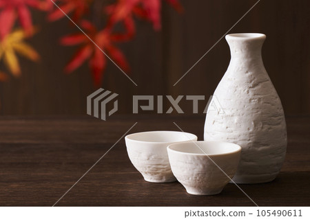 Sake bottle and sake cup set and colored maple Sake bottle and sake cup set and colored maple 105490611