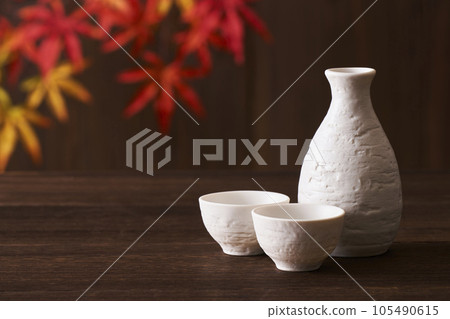 清酒瓶和清酒杯套裝以及彩色楓木 清酒瓶和清酒杯套裝以及彩色楓木 105490615