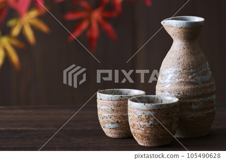 清酒瓶和清酒杯套裝以及彩色楓木 清酒瓶和清酒杯套裝以及彩色楓木 105490628
