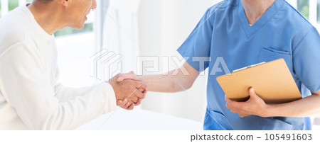 醫生和老年患者握手 105491603