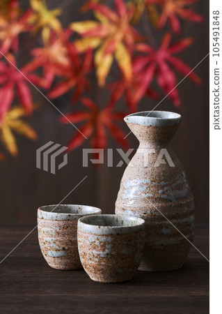 Sake bottle and sake cup set and colored maple Sake bottle and sake cup set and colored maple 105491848
