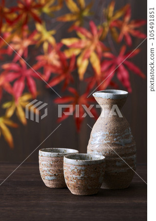 清酒瓶和清酒杯套裝以及彩色楓木 清酒瓶和清酒杯套裝以及彩色楓木 105491851