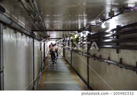 騎自行車穿過 JR Onaga 地下通道蛇形隧道 105492332
