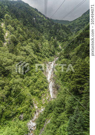 Central Alps Komagatake Ropeway, three-tiered waterfall seen from the gondola Central Alps Komagatake Ropeway, three-tiered waterfall seen from the gondola 105494071