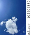 雲彩給清澈的藍天增添了色彩。 105494389
