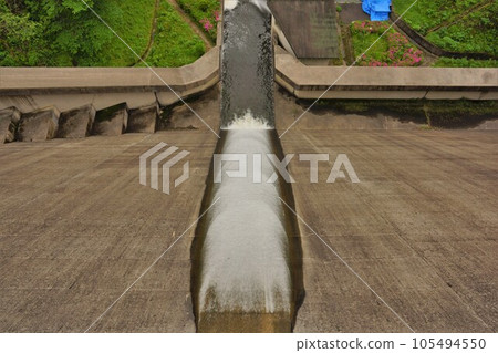 本部水壩從頂部洩水 105494550