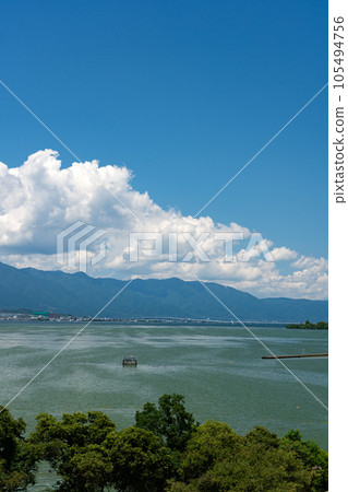 從琵琶湖烏丸半島眺望夏季的比羅山脈和琵琶湖 從琵琶湖烏丸半島眺望夏季的比羅山脈和琵琶湖 105494756