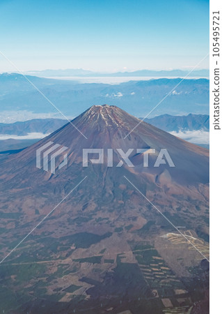 晴朗的天空中的富士山（靜岡縣上空） 105495721