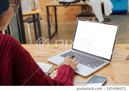 Mockup laptop of woman using laptop with blank screen 105496072