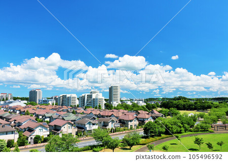 新夏天藍天和城市的風景 新夏天藍天和城市的風景 105496592