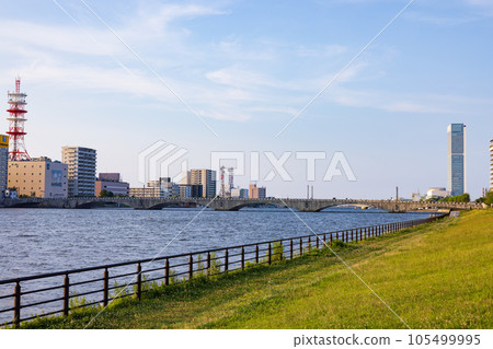 夏夜新潟市信濃河和萬代橋 105499995