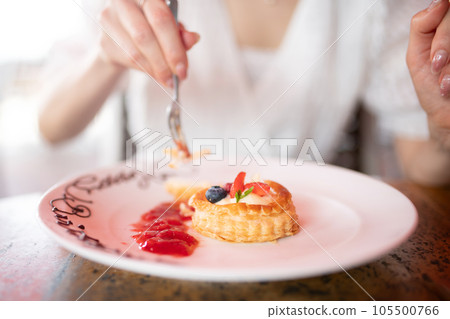 吃甜食的婦女的手 105500766