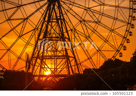 sunset over ferris wheel 105501123