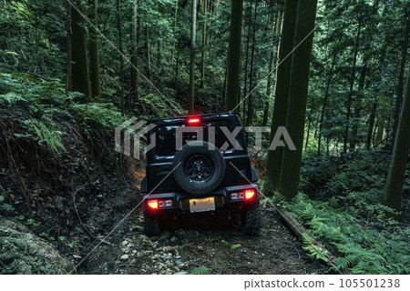 Jimny going downhill mountain road 105501238