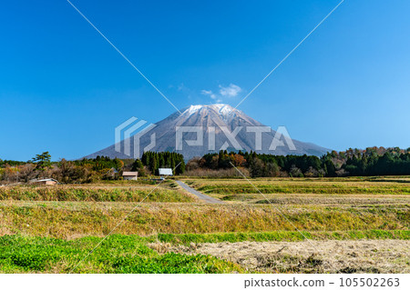 [Japan's 100 Famous Mountains] Daisen in early winter seen from Iwatate 1 Hoki-cho, Saihaku-gun, Tottori Prefecture 105502263