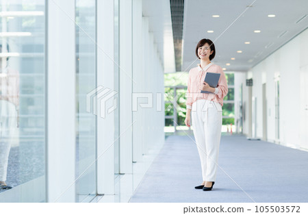 Young business woman working in the office Young business woman working in the office 105503572