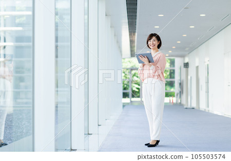 Young business woman working in the office Young business woman working in the office 105503574