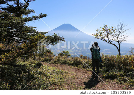 A female climber looking at Mt. Fuji from near the summit of Mt. A female climber looking at Mt. Fuji from near the summit of Mt. 105503589