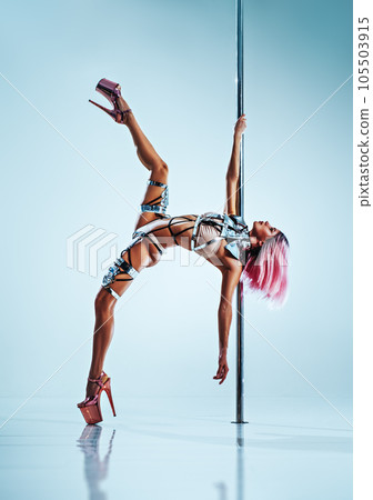 Woman poledancing 105503915