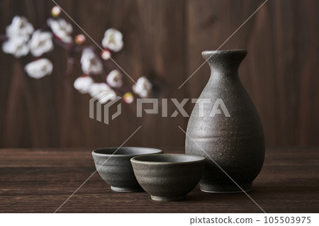 Inoguchi and sake bottle image of sake Shiraume Inoguchi and sake bottle image of sake Shiraume 105503975